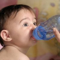 bebe bebiendo agua